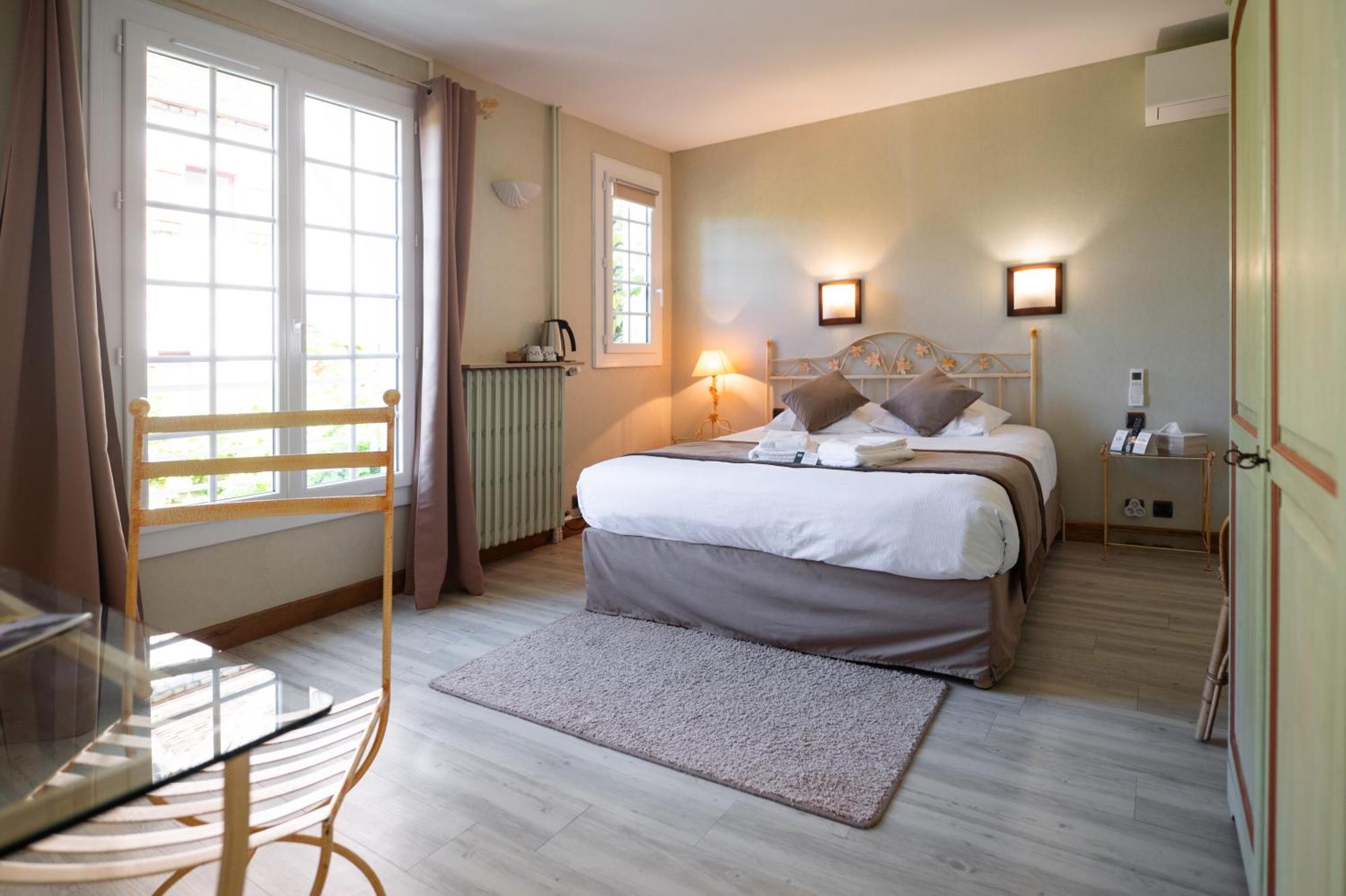 Logis Hotels - Hotel Restaurant Domaine Les Falaises 马特尔 外观 照片